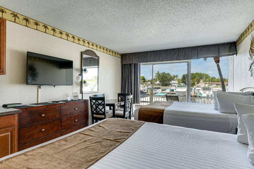 Waterfront, Pool, Tiki Bar & Grill, Gym, Location! Apartment Sarasota Exterior photo