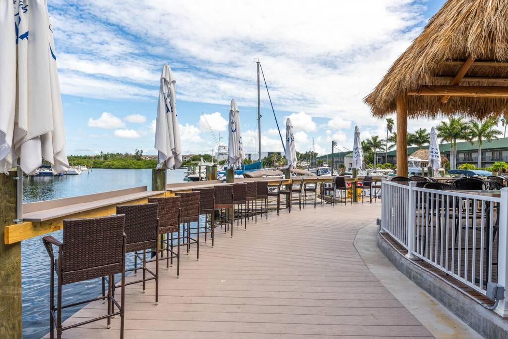 Waterfront, Pool, Tiki Bar & Grill, Gym, Location! Apartment Sarasota Exterior photo