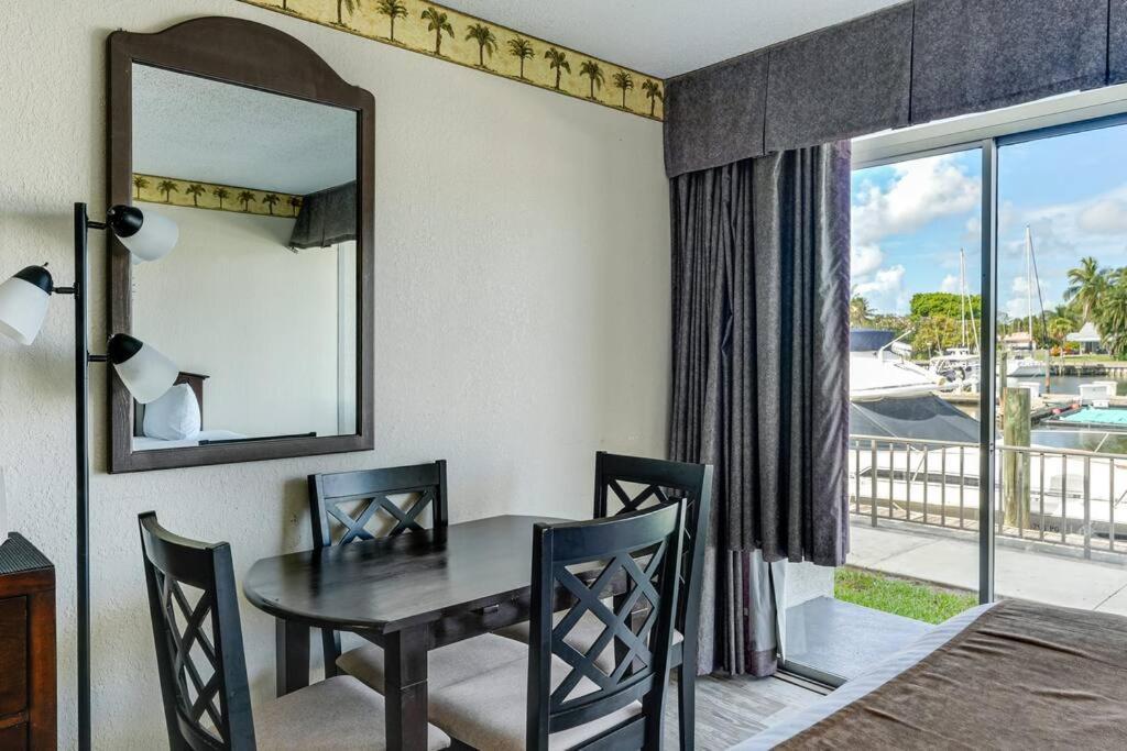 Waterfront, Pool, Tiki Bar & Grill, Gym, Location! Apartment Sarasota Exterior photo