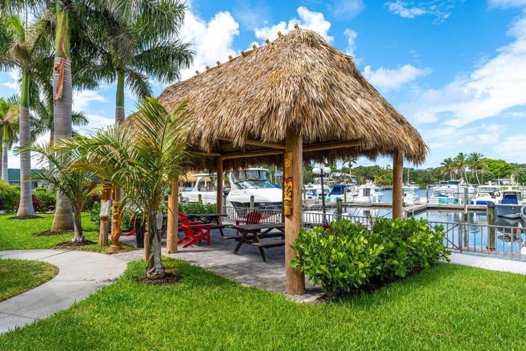 Waterfront, Pool, Tiki Bar & Grill, Gym, Location! Apartment Sarasota Exterior photo