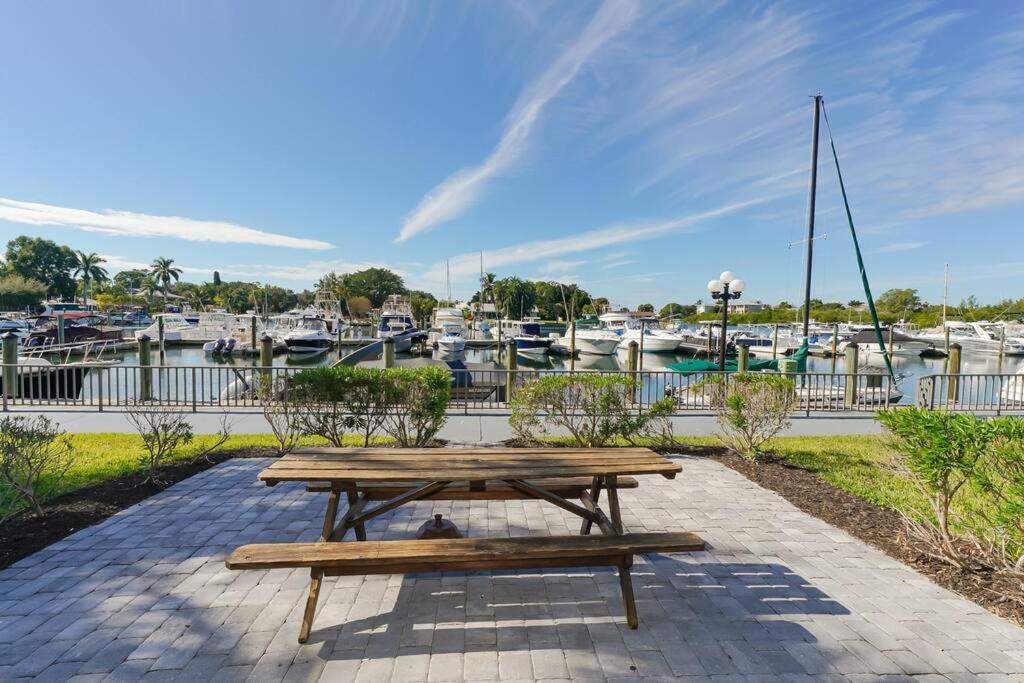 Waterfront, Pool, Tiki Bar & Grill, Gym, Location! Apartment Sarasota Exterior photo