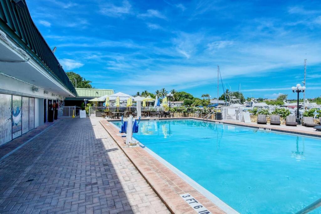 Waterfront, Pool, Tiki Bar & Grill, Gym, Location! Apartment Sarasota Exterior photo