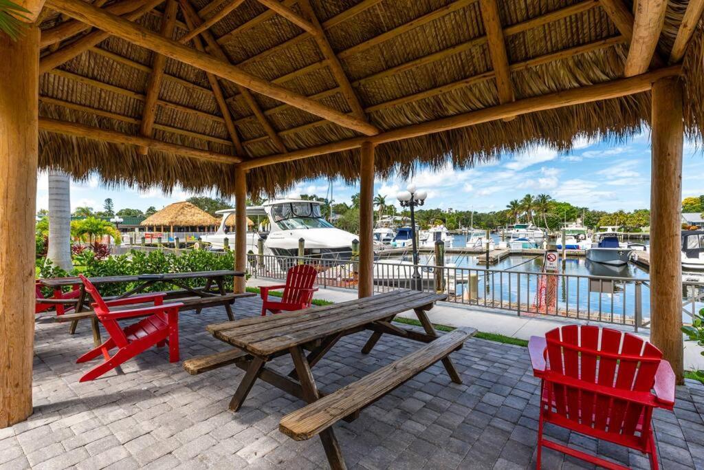 Waterfront, Pool, Tiki Bar & Grill, Gym, Location! Apartment Sarasota Exterior photo