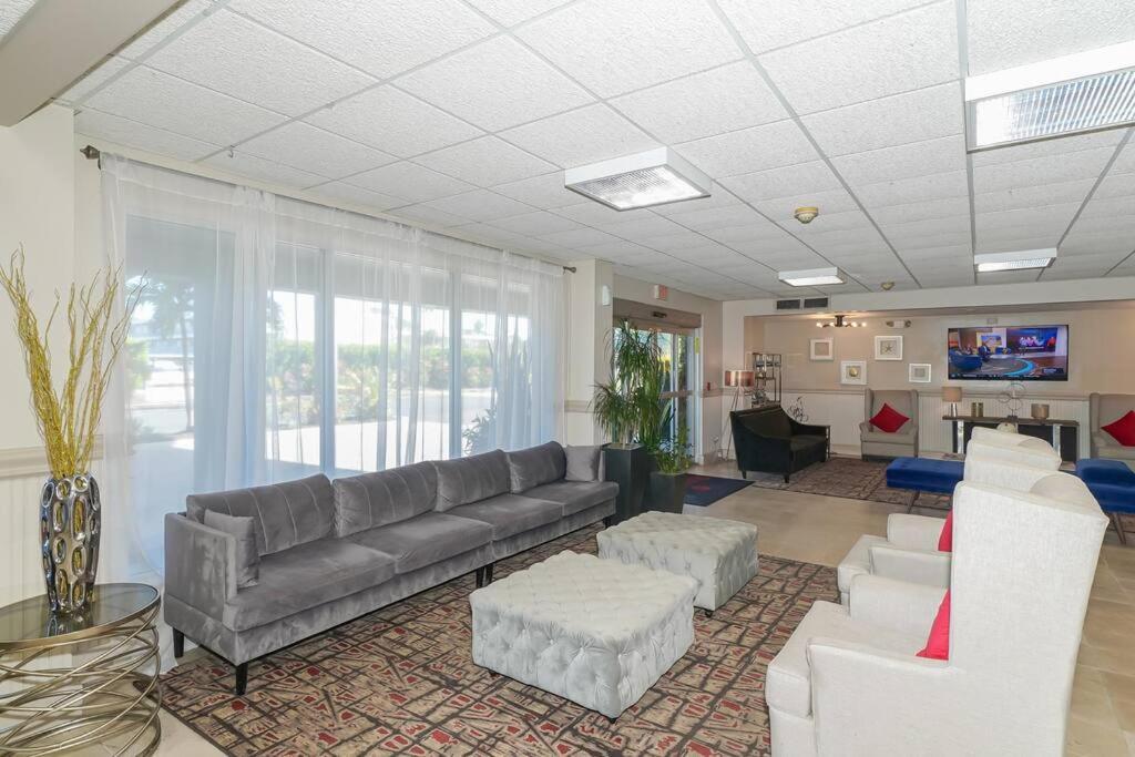 Waterfront, Pool, Tiki Bar & Grill, Gym, Location! Apartment Sarasota Exterior photo