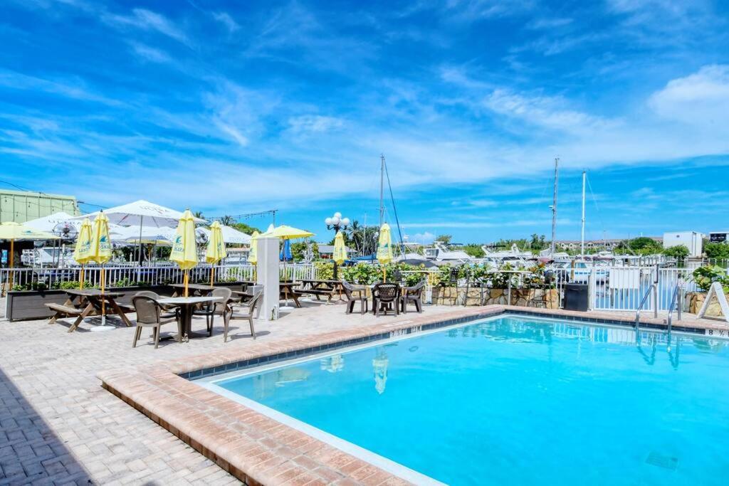 Waterfront, Pool, Tiki Bar & Grill, Gym, Location! Apartment Sarasota Exterior photo